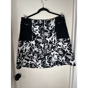 Worthington skirt zip front with 2‎ zippered pockets size 16 black and white
